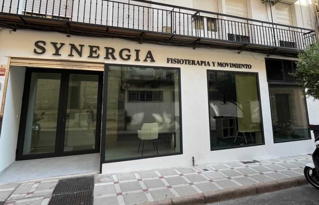 Fachada clínica de fisioterapia synergia en jaen